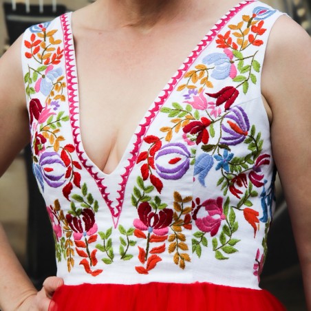 Zoom sur la broderie artisanale de la robe rouge en tulle