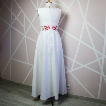 Vue de dos de la robe de mariée en lin brodé sur mannequin– création française