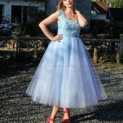Robe blanche mi-longue en tulle vue de face