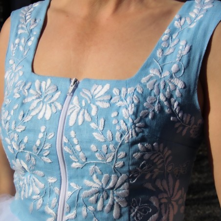 Détail de broderie faite main sur le tulle