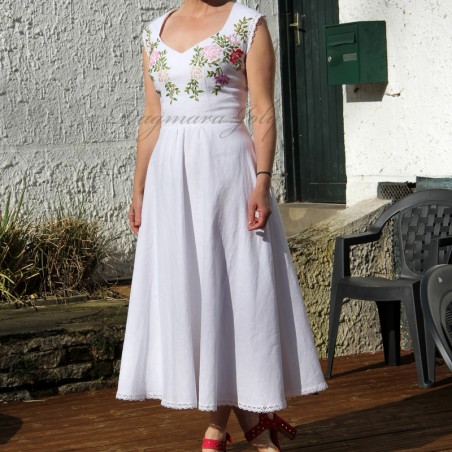 Robe de mariée midi en lin flottant légèrement pendant que la mariée marche, montrant la fluidité du tissu.