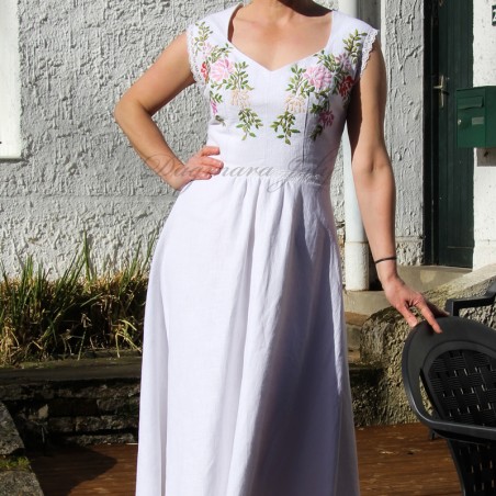 Mariée portant une robe sur mesure en lin avec décolleté en cœur, dans un décor extérieur naturel