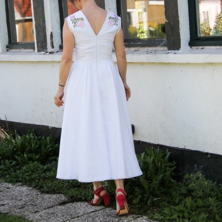Vue de dos d’une robe de mariée midi en lin avec fermeture discrète et tombé élégant.