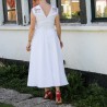Vue de dos d’une robe de mariée midi en lin avec fermeture discrète et tombé élégant.