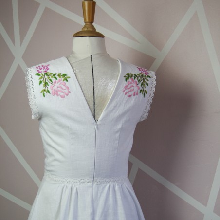 Robe de mariée brodée avec dos échancré, présentée sur un mannequin