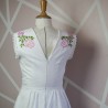 Robe de mariée brodée avec dos échancré, présentée sur un mannequin