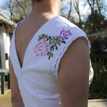 Vue de dos d’une robe de mariée midi en lin avec fermeture discrète et tombé élégant.
