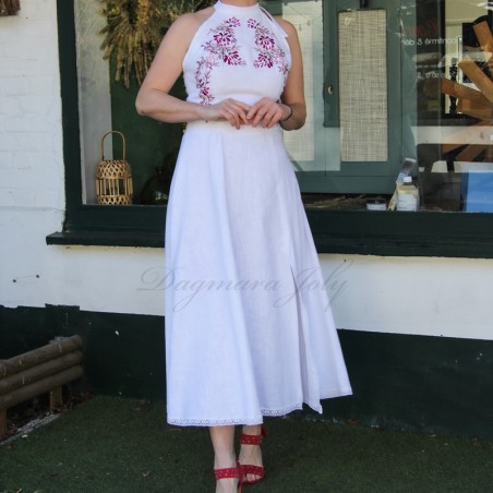 Robe de mariée en lin brodé, mi-longue avec col halter – légèreté et poésie en mouvement