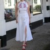 Robe de mariée en lin fluide à col halter, mi-longue, capturée en mouvement – parfait pour une mariée libre et naturelle
