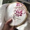 Zoom artistique sur broderie florale et col halter – élégance poétique d’une robe en lin