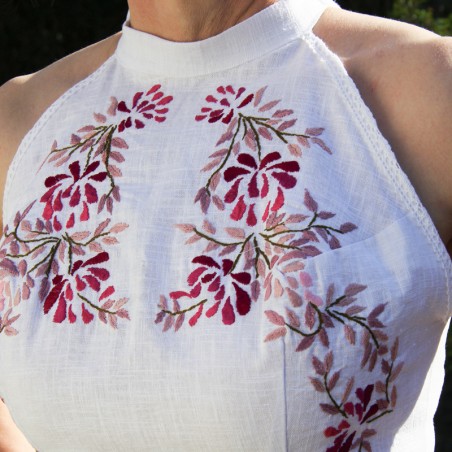 Zoom sur les broderies florales sur lin naturel – finition délicate d’une robe de mariée mi-longue à col halter