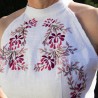Zoom sur les broderies florales sur lin naturel – finition délicate d’une robe de mariée mi-longue à col halter