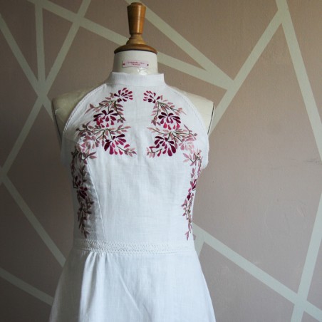 Détail brodé sur le buste d’une robe de mariée en lin à col halter – motif floral raffiné