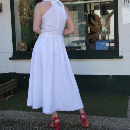 Robe de mariée en lin à col halter avec dos nu élégant, longueur mi-mollet – style naturel et raffiné