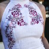 Zoom sur le col halter structuré d’une robe de mariée en lin et brodée – finition soignée et design moderne