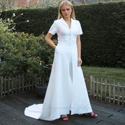 Mariée portant une robe de mariée deux pièces avec une longue traîne fluide, éclairée par la lumière naturelle
