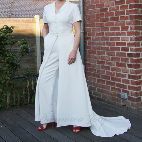 Robe de mariée avec longue traîne élégante étalée derrière