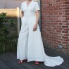 Robe de mariée avec longue traîne élégante étalée derrière