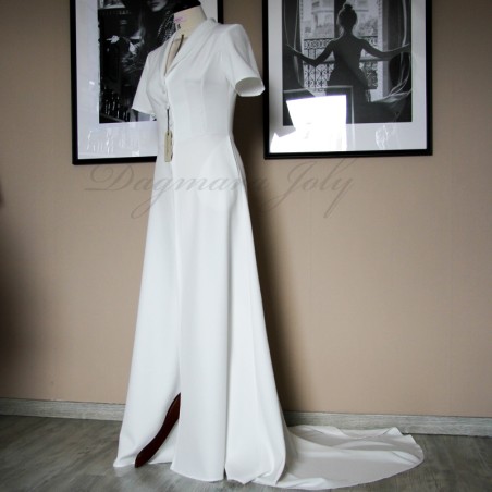 Robe de mariée artisanale fabriquée en France, montrant les détails fins de couture et de tissu