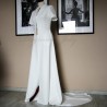 Robe de mariée artisanale fabriquée en France, montrant les détails fins de couture et de tissu