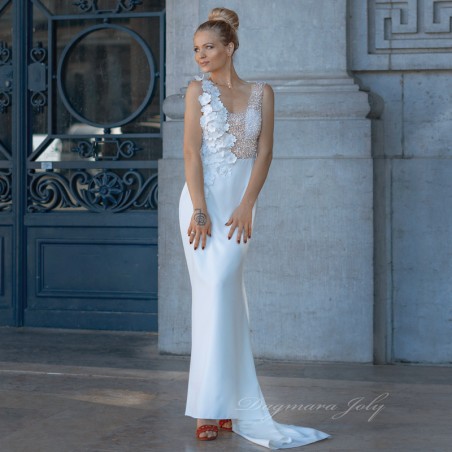 Robe de mariée portée par model, vue de face, silhouette tube sans manches avec perles et fleurs artisanales