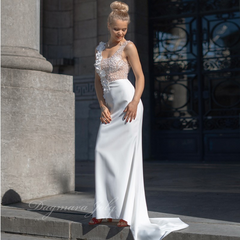 Robe de mariée française vue de face sur mannequin