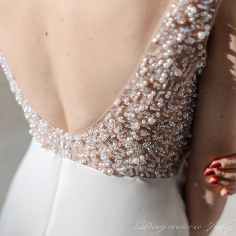 Robe de mariée traine encolure carrée en crêpe
