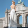 Vue dos d’une robe de mariée avec traîne longue, dos nu en V profond et détails de perles faits main