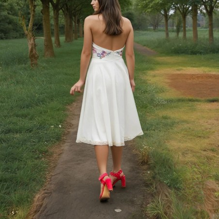 Élégante robe d’elopement ou de fête d’été, vue dos