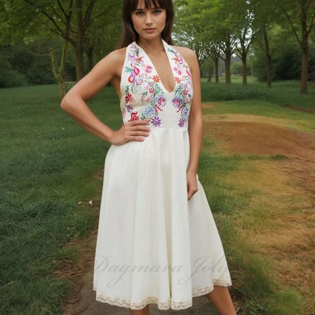 Gros plan sur la broderie main sur robe en lin et gabardine ivoire