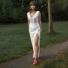 Vue complète de la robe de mariée en crépe avec décolleté en V, broderie manuelle et fente avant haute