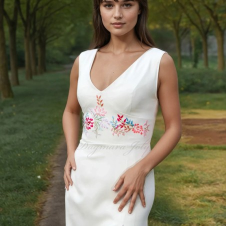 Zoom sur la broderie manuelle délicate sur le buste de la robe de mariée en crépe