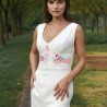 Zoom sur la broderie manuelle délicate sur le buste de la robe de mariée en crépe