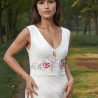 Vue de côté de la robe de mariée en crépe, montrant la silhouette élancée et la fente avant haute