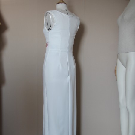 Vue arrière de la robe de mariée en crépe avec décolleté en V, broderie manuelle et fente avant haute.