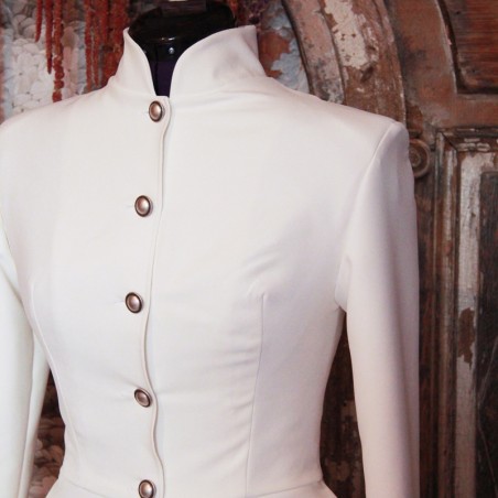 Blazer court ivoire à basque asymétrique avec col officier