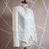 Vue de côté de la veste blanche asymétrique en tweed soulignant sa silhouette élégante.
