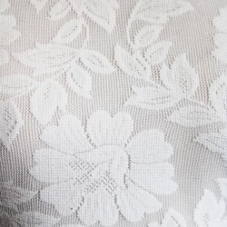 Détails raffinés du tissu et de la coupe ajustée de la robe
