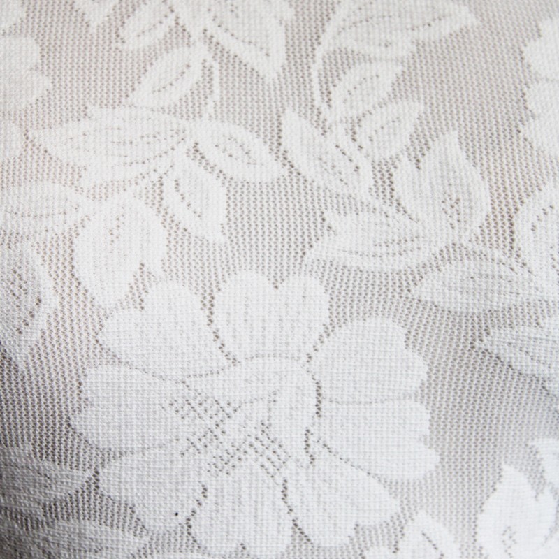 Détails raffinés du tissu et de la coupe ajustée de la robe