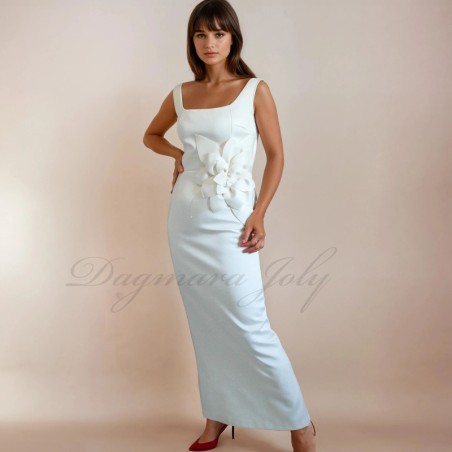 Mariée élégante portant une robe de mariée longue et modeste en extérieur