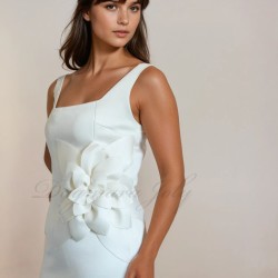 Mannequin posant dans une robe de mariée sans manches fabriquée en France