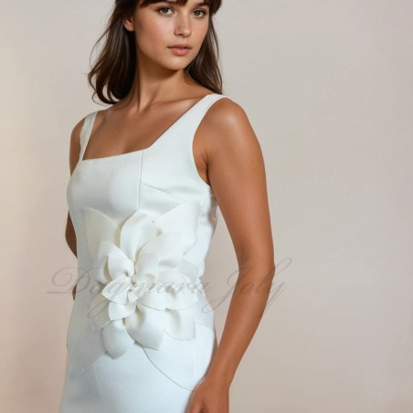 Mannequin posant dans une robe de mariée sans manches fabriquée en France