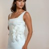 Mannequin posant dans une robe de mariée sans manches fabriquée en France