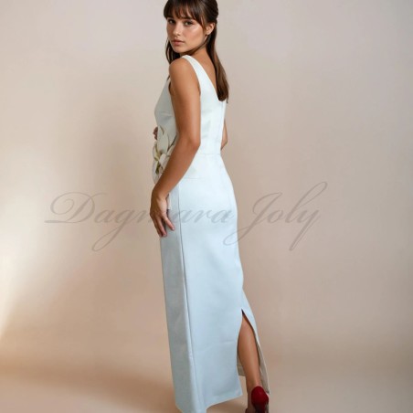 Mannequin portant une robe de mariée longue sans manches, vue de dos – design minimaliste et modeste