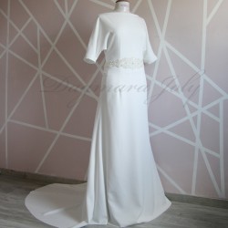 Vue de face d'une robe de mariée longue avec manches chauve souris
