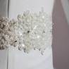 Gros plan sur la dentelle de la robe de mariée longue fourreau,  brodés à la main