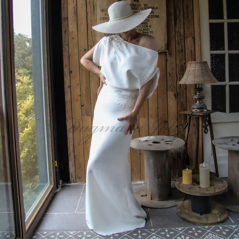 Vue En face de la robe de mariée fourreau avec courte traîne et épaules dénudées