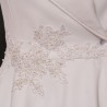 Gros plan sur les finitions brodées à la main de la robe de mariée