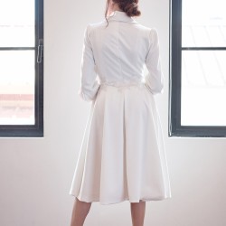 Vue arrière de la robe de mariée courte avec silhouette ajustée