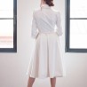 Vue arrière de la robe de mariée courte avec silhouette ajustée